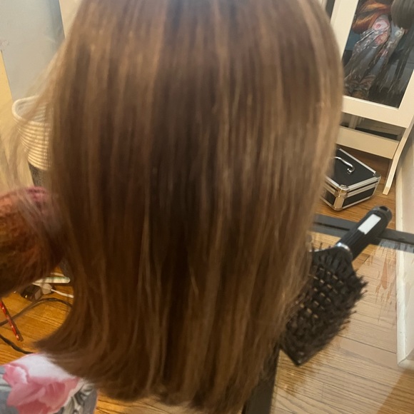 Real hair wig. Very cute. Can be styled curly or straight. - Picture 6 of 8